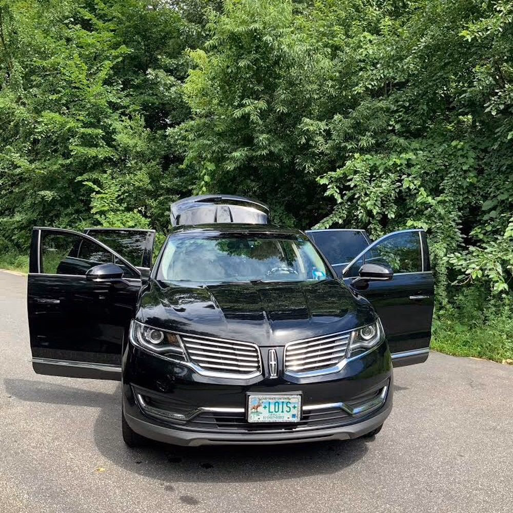 What airlines fly into Manchester NH?