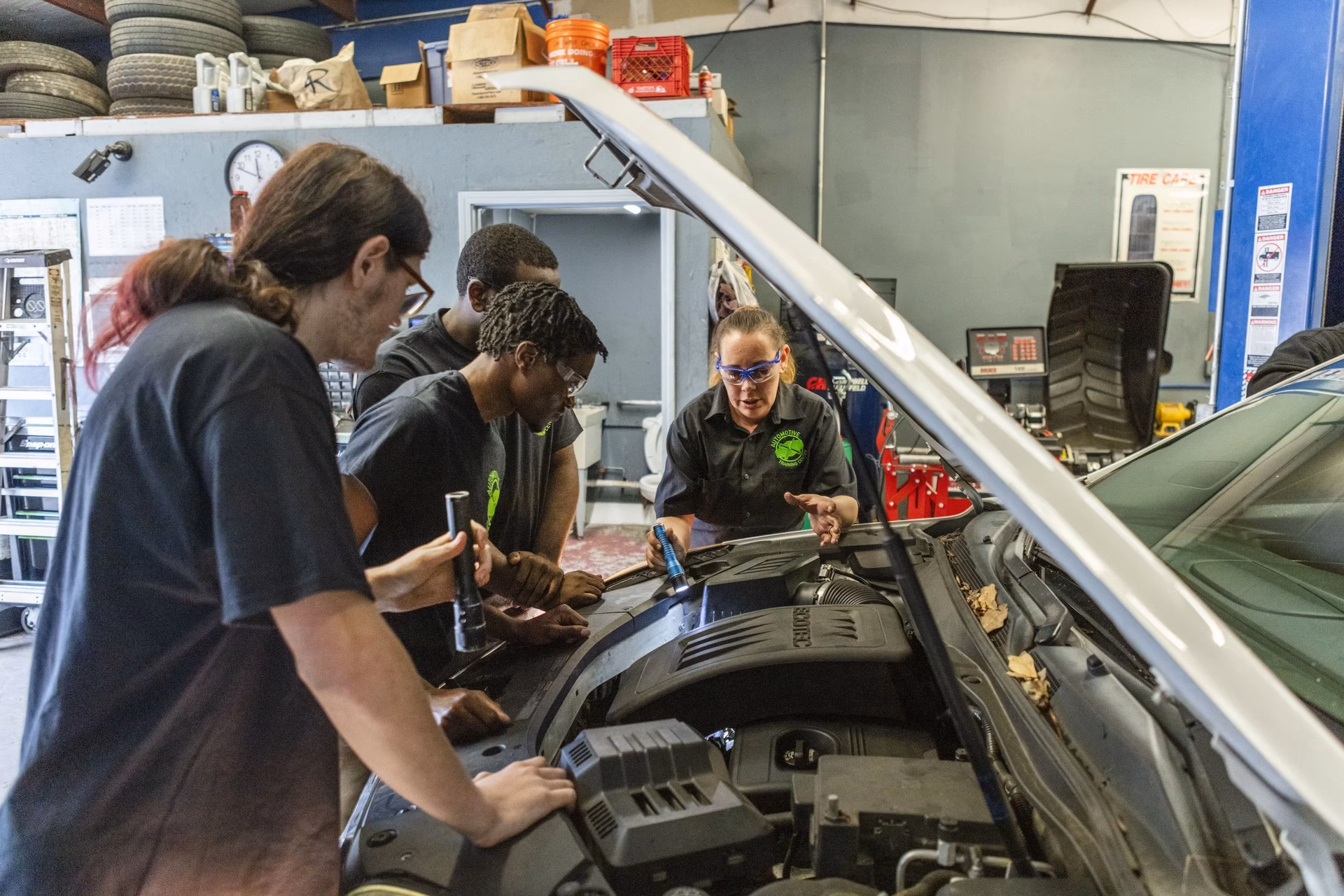 What training services does Bosch mobility aftermarket offer?
