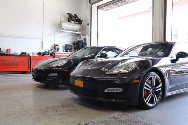 How do I schedule a visit to a VW service center?