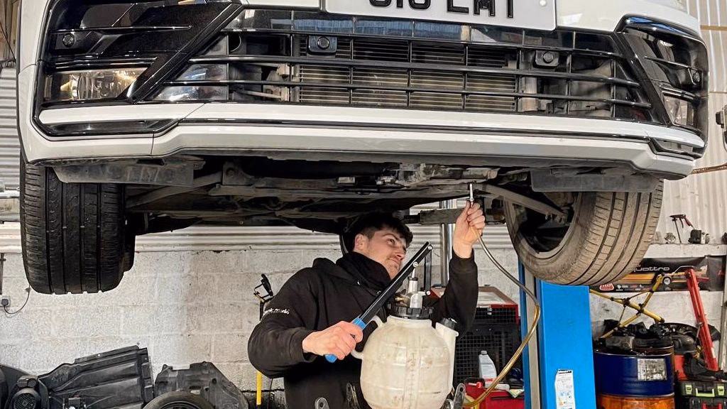 What services does the Wantage Motor Group offer?