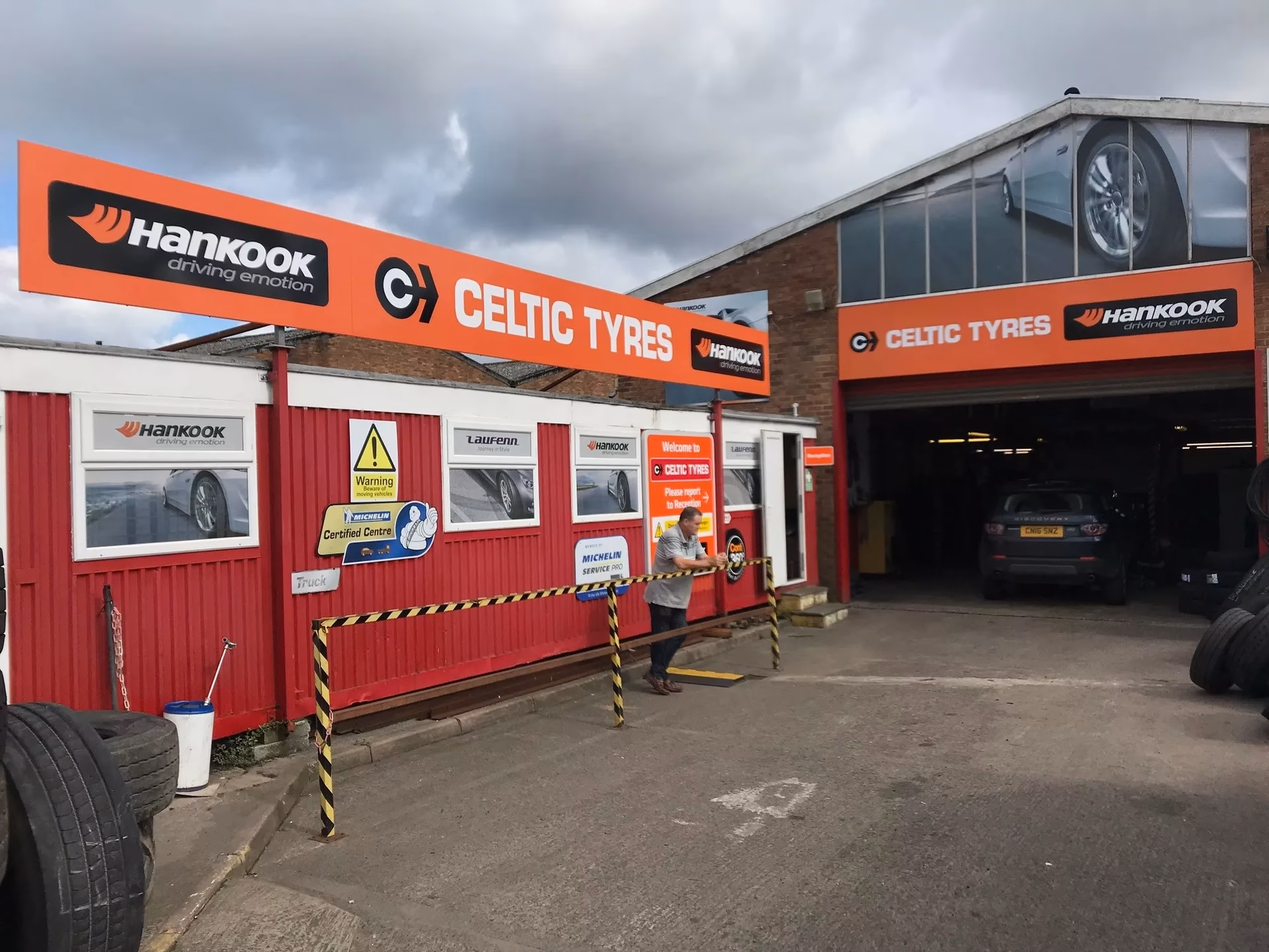 What types of tyres does a car repair centre offer?