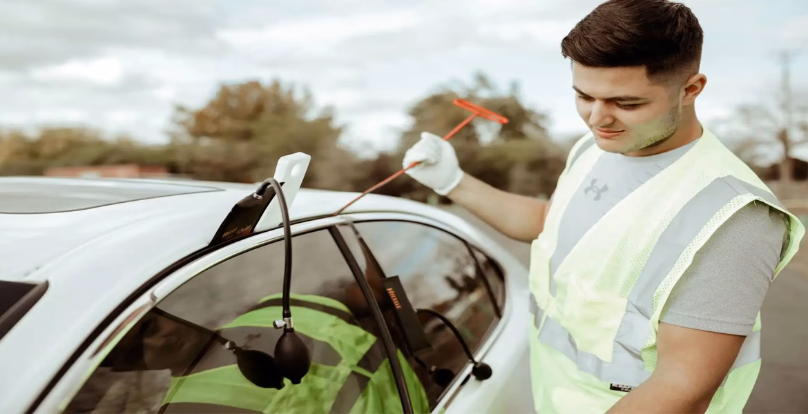 How long does it take a locksmith to unlock a car?