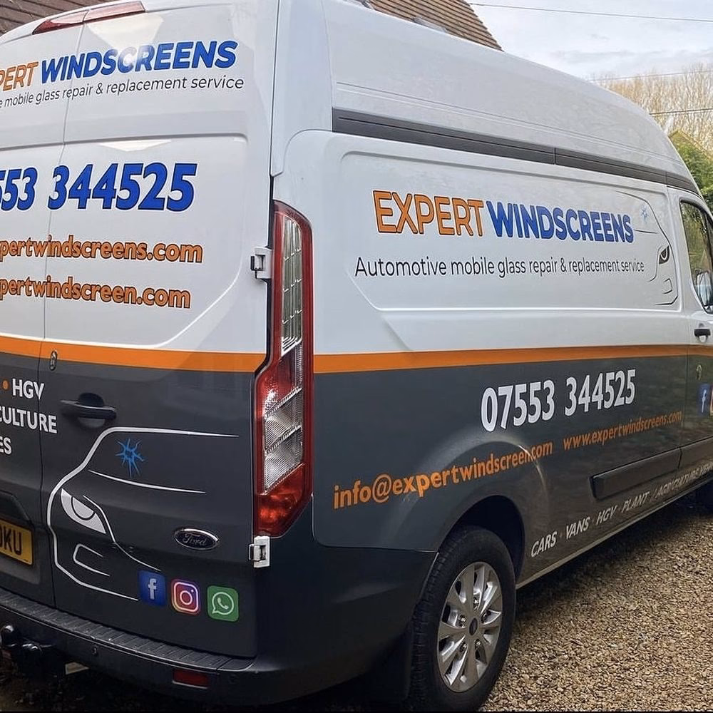 Where can I find a mobile car window repair specialist?