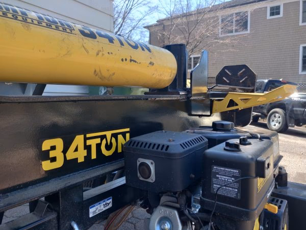 How do you maintain a log splitter?