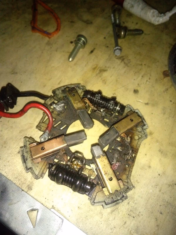 How does the water pump in a Citroën C5 work?