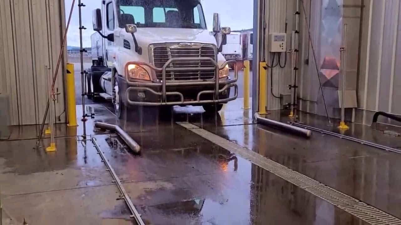 What services does a commercial vehicle cleaning service offer?