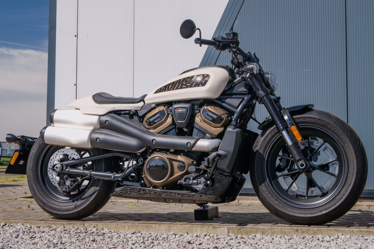 Should you buy a 1200 Sportster or a 883?