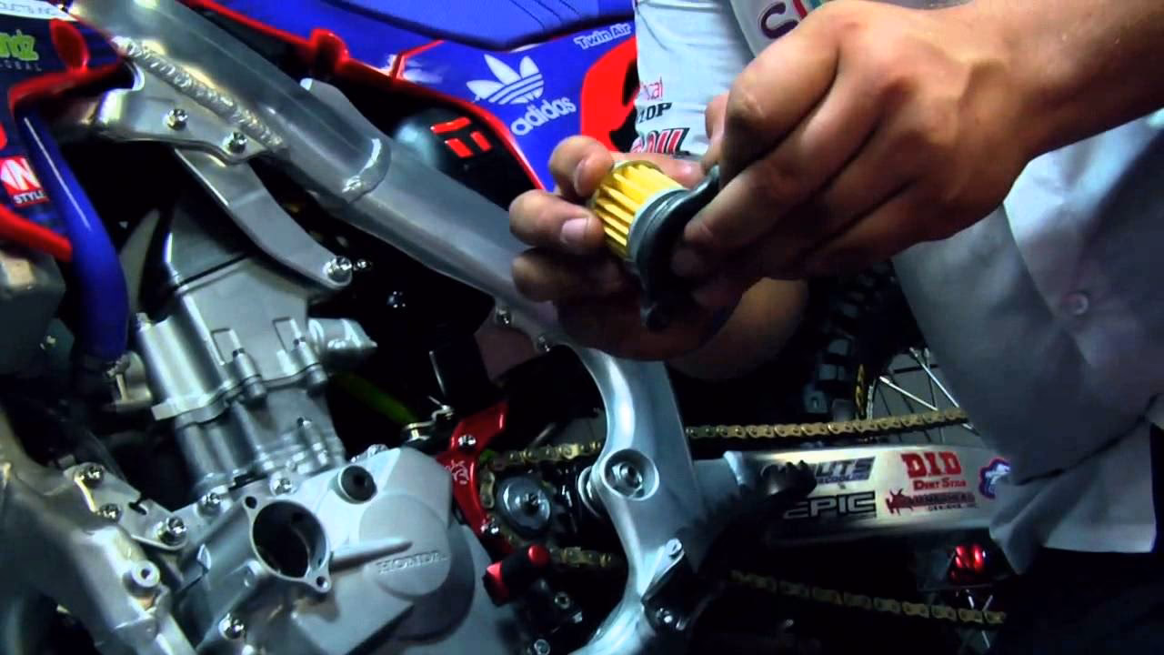 How do you fill a CRF engine oil reservoir?