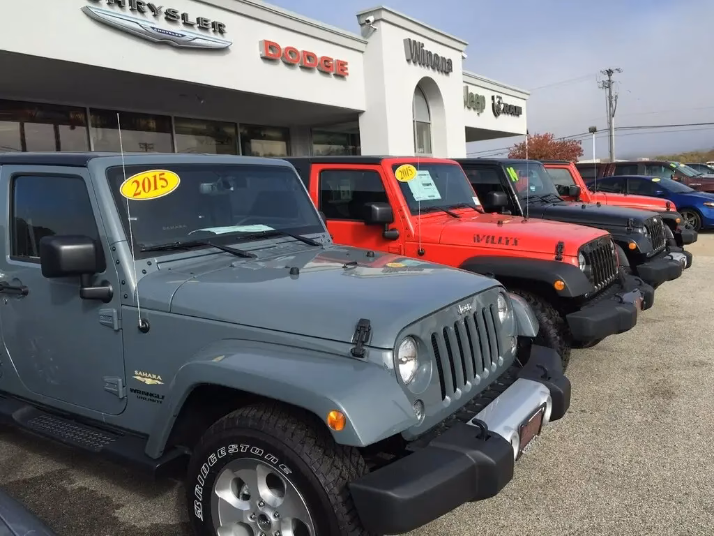 How many pre-owned cars does Dahl automotive have?