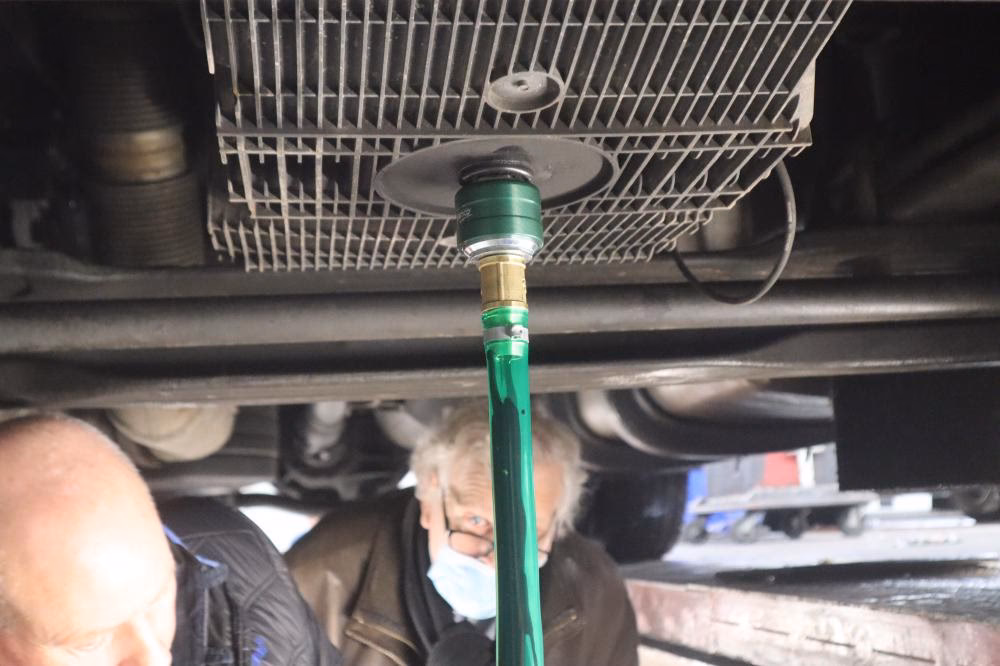 How do I check the oil pressure on my DD15?