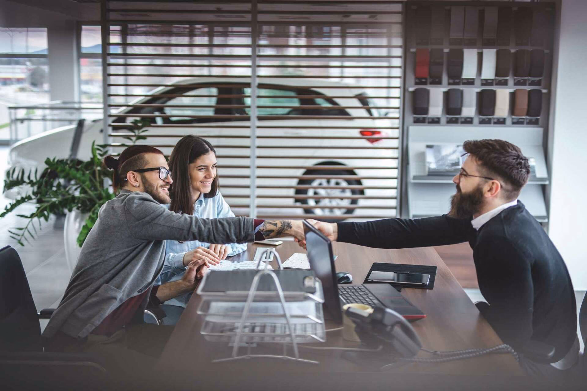 How do car dealers work in the UK?