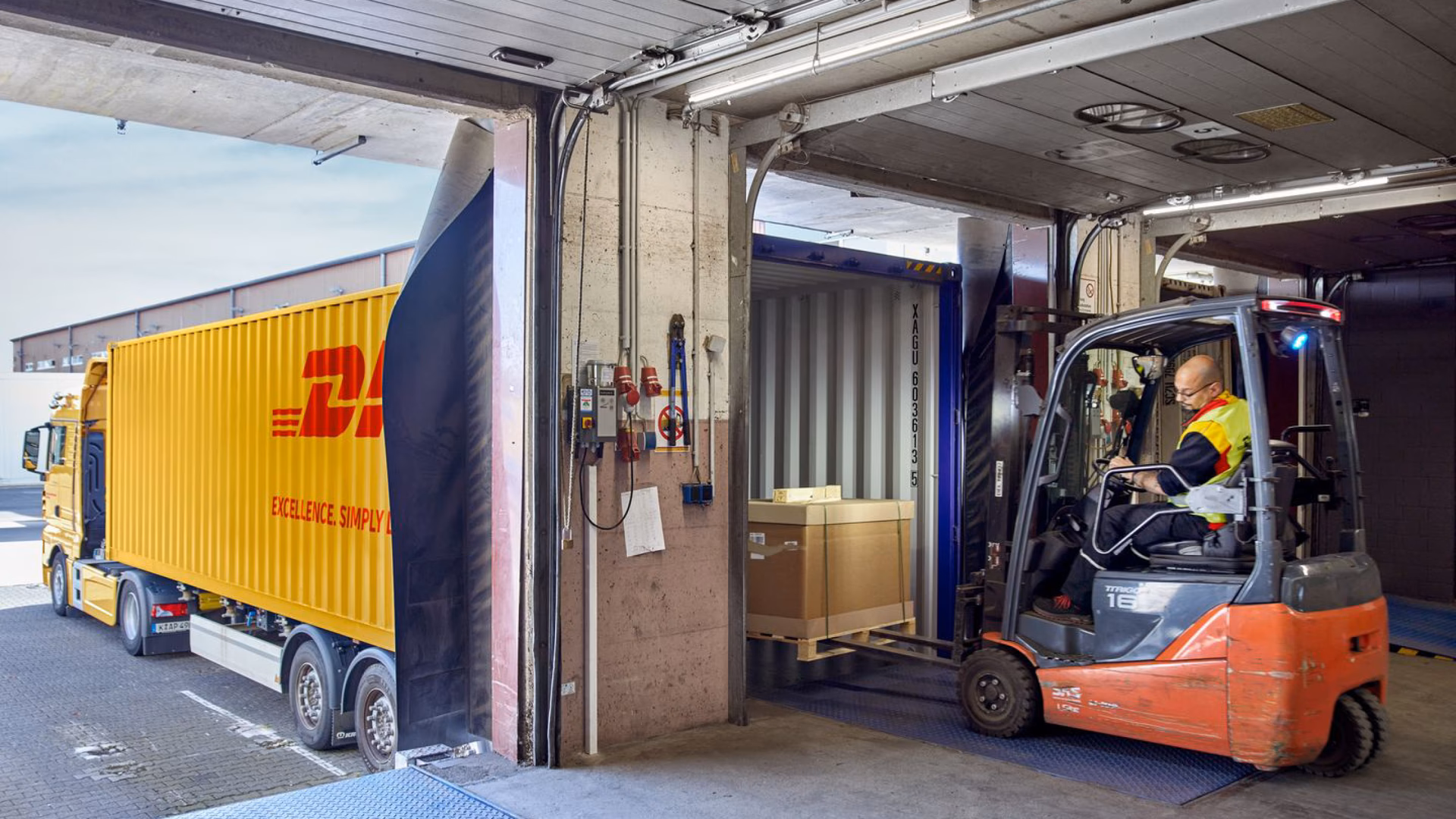 Does DHL have electric vehicles?