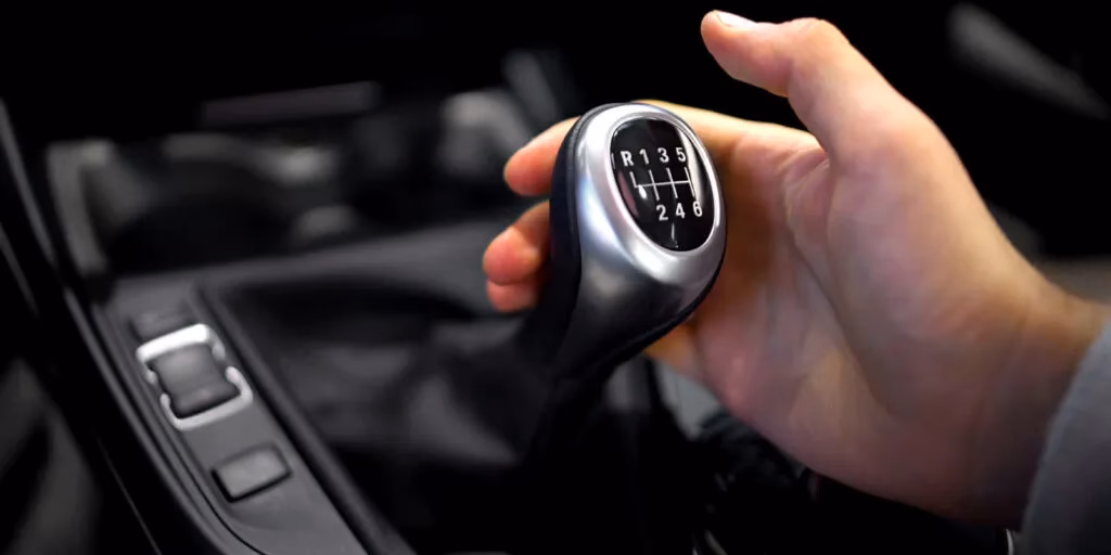 How do I know if my manual gearbox oil is low?