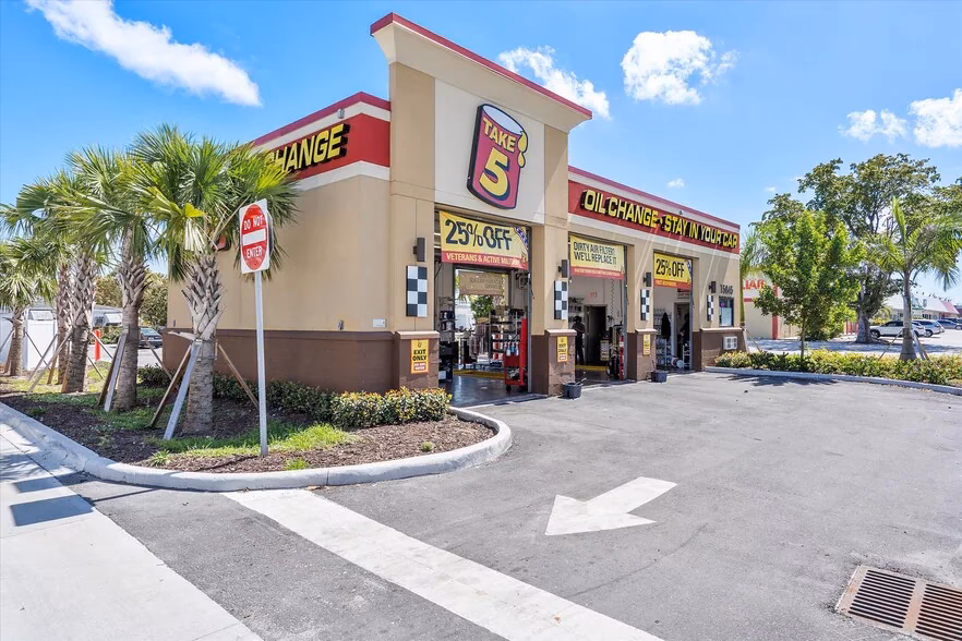 What services does Valvoline instant oil changesm offer?