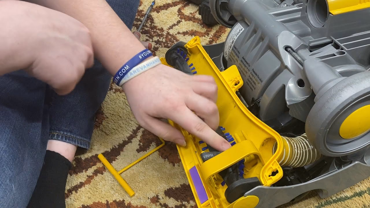 What size clutch belt does a Dyson 900252-04 have?