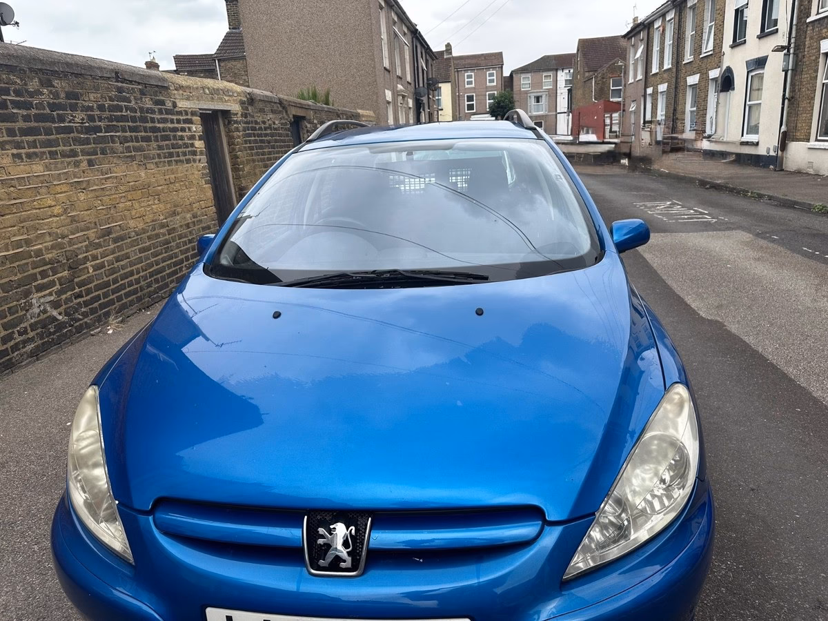 Is the Peugeot 307 a hatchback or an estate car?