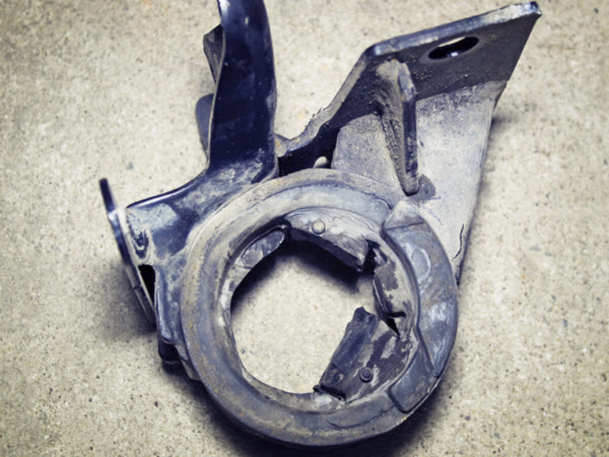 What happens if engine mounts fail?