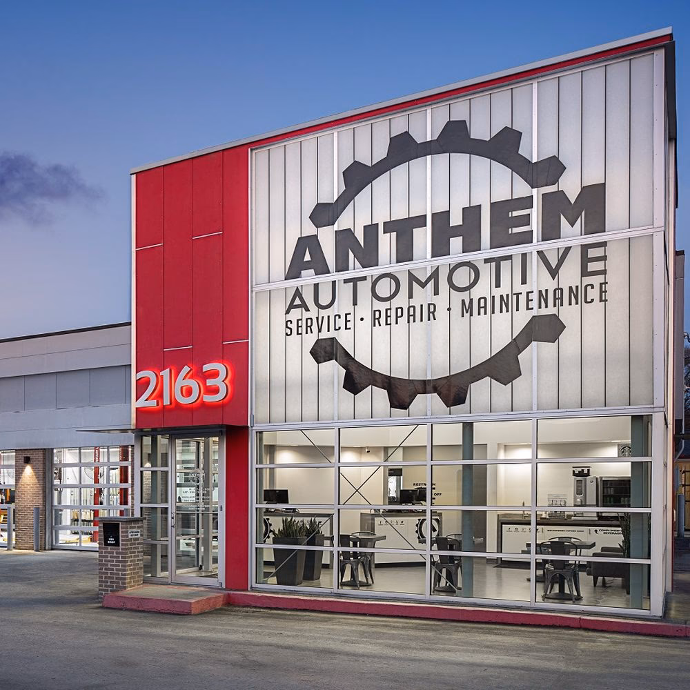 Who builds Ford 302 Windsor engine?