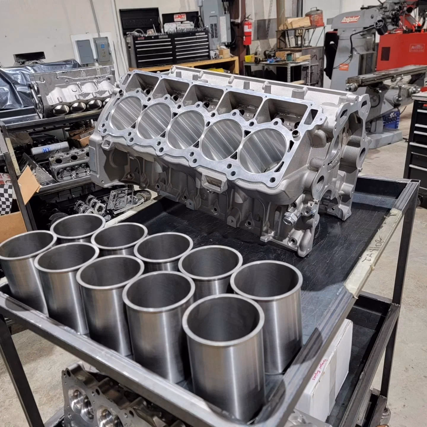 Who builds muscle car engines & vintage Motors?