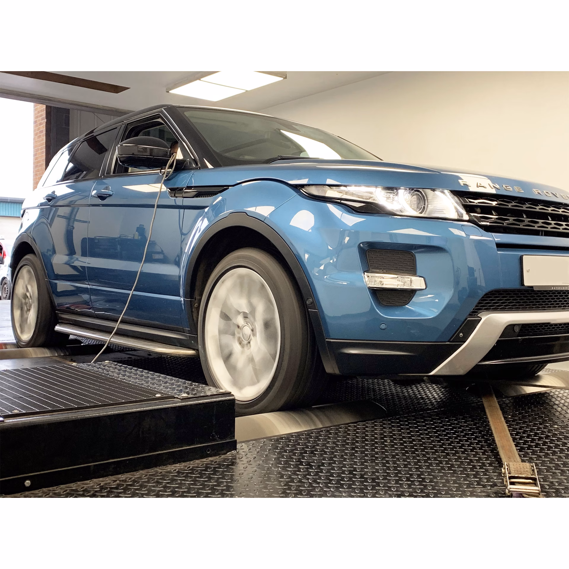 Does Range Rover Evoque have a performance air filter?