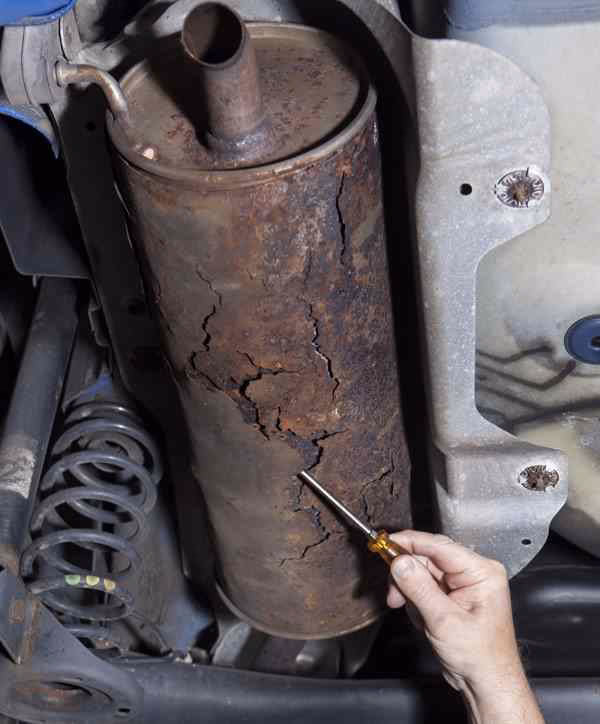 Can a noisy exhaust fail an MOT?