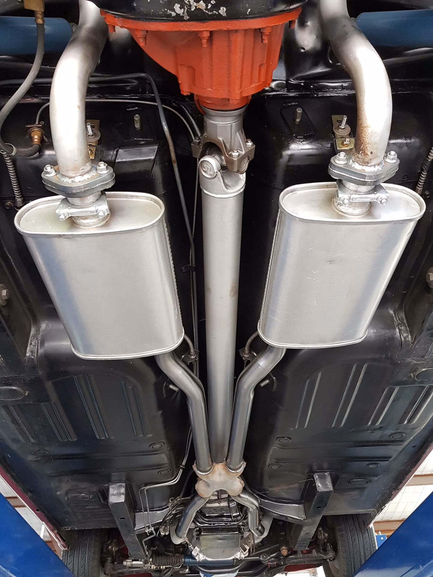 What causes a leaking exhaust muffler?