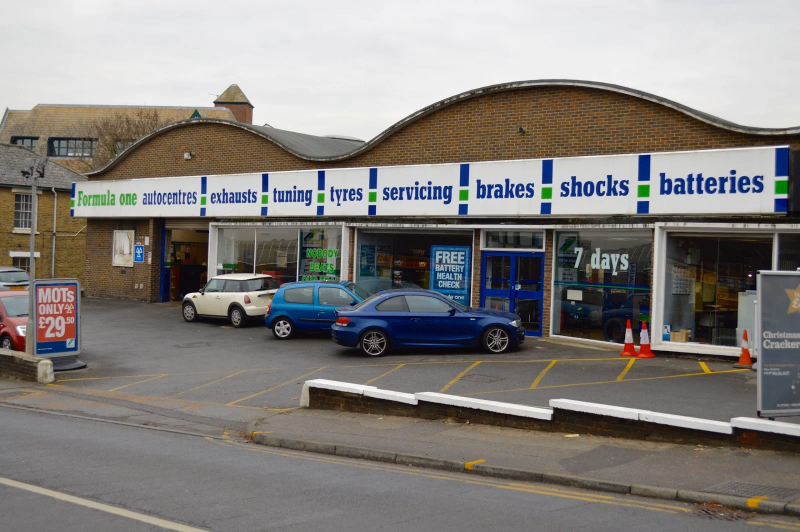 What is the Formula One Autocentres servicing plan?