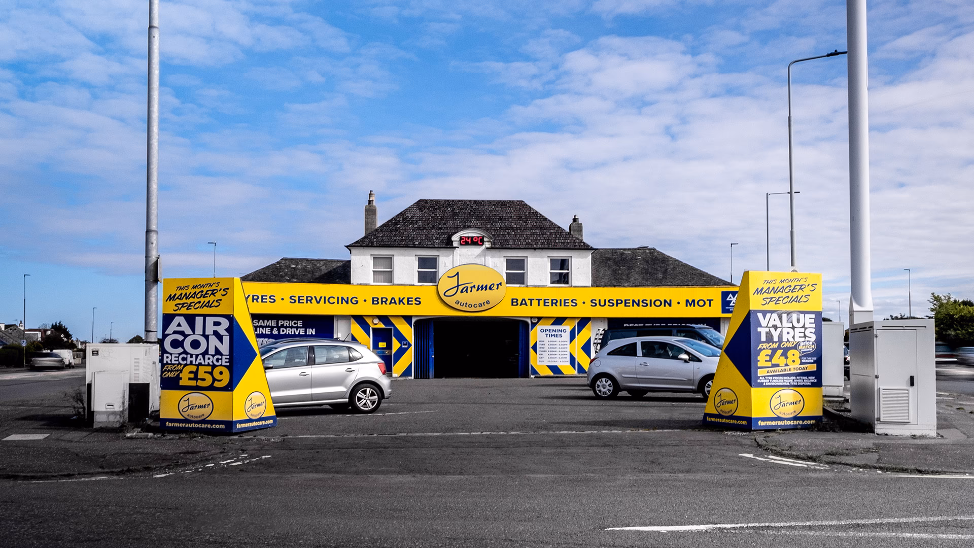 Where is farmer Autocare tyre repair & replacement centre?