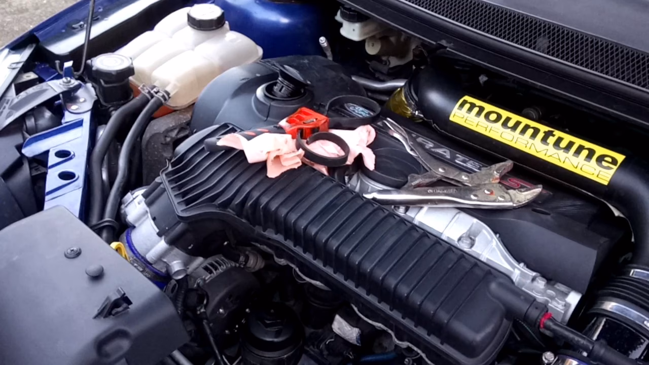How much oil does a Ford Focus Mk2 hatchback need?