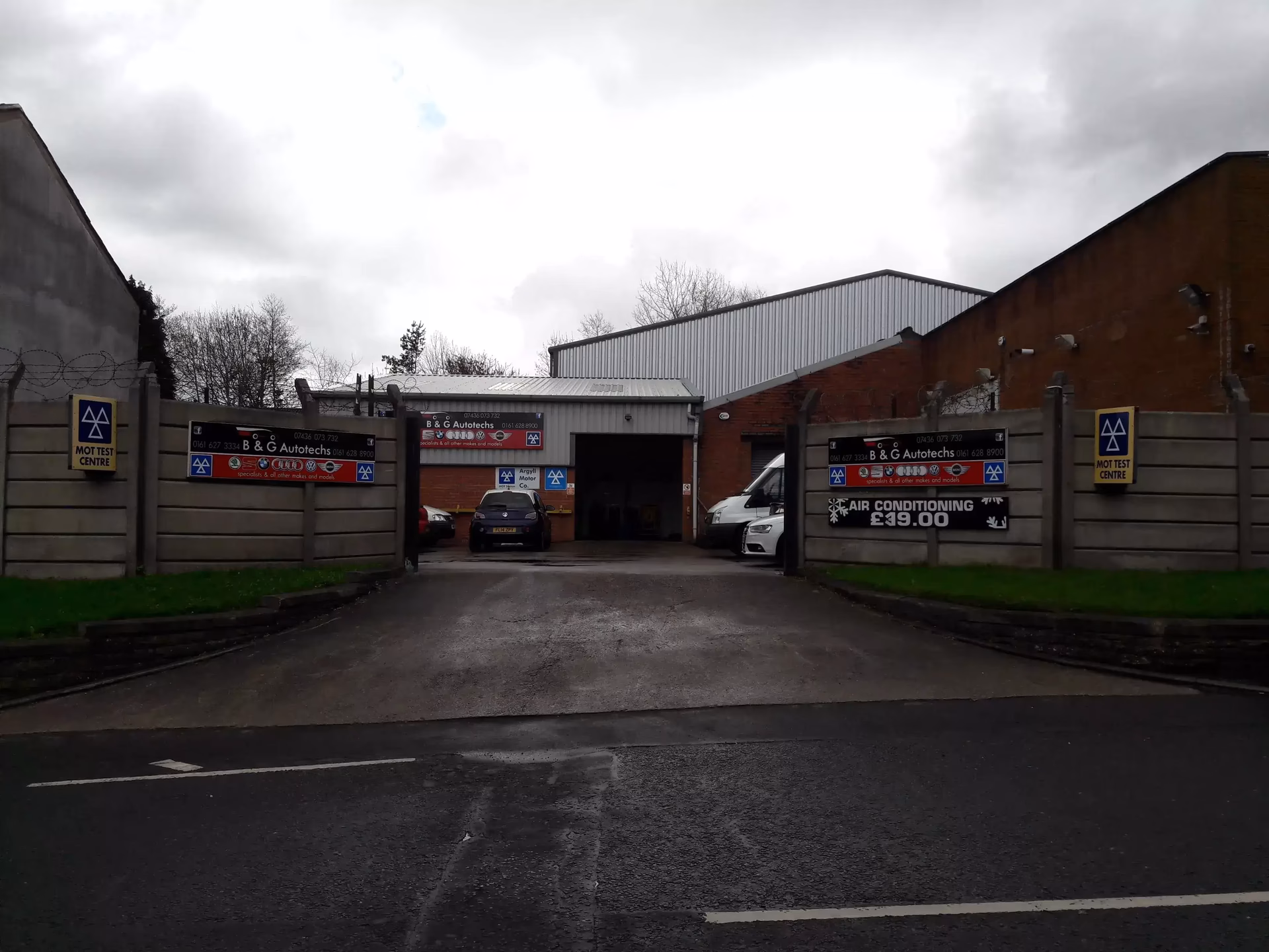 How do I contact OMC Ford (Oldham)?