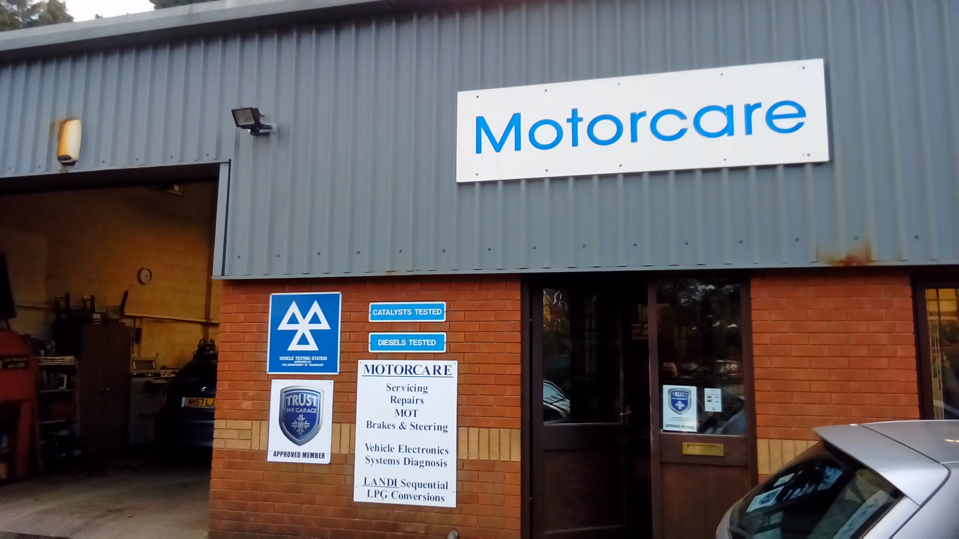 What are the hours of operation at Frome garage services?