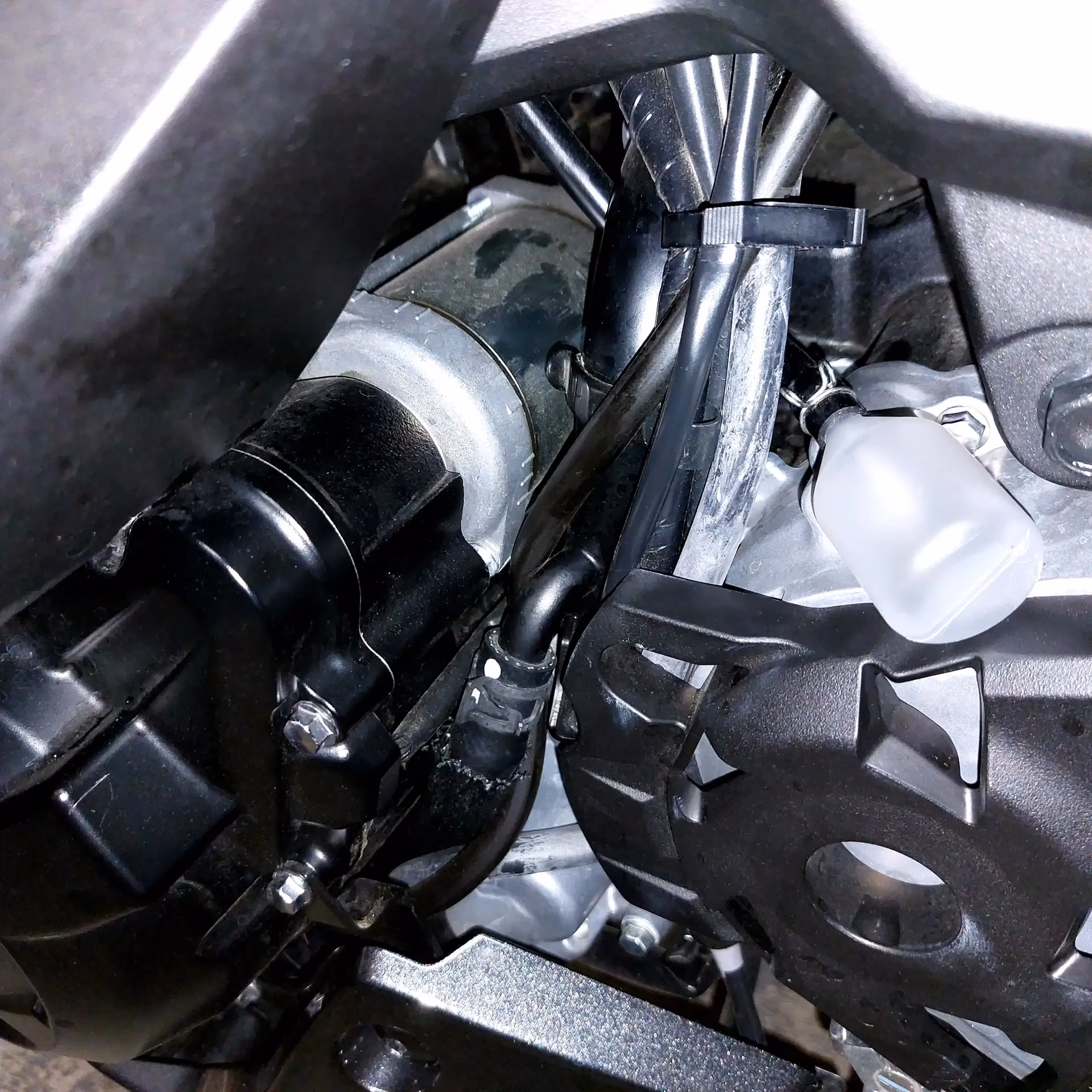 Why does my bike idle without a main jet?