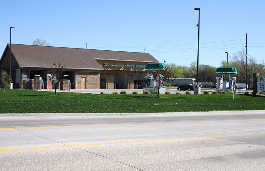 Does Tommy's Express West Des Moines have a drive-thru lane?