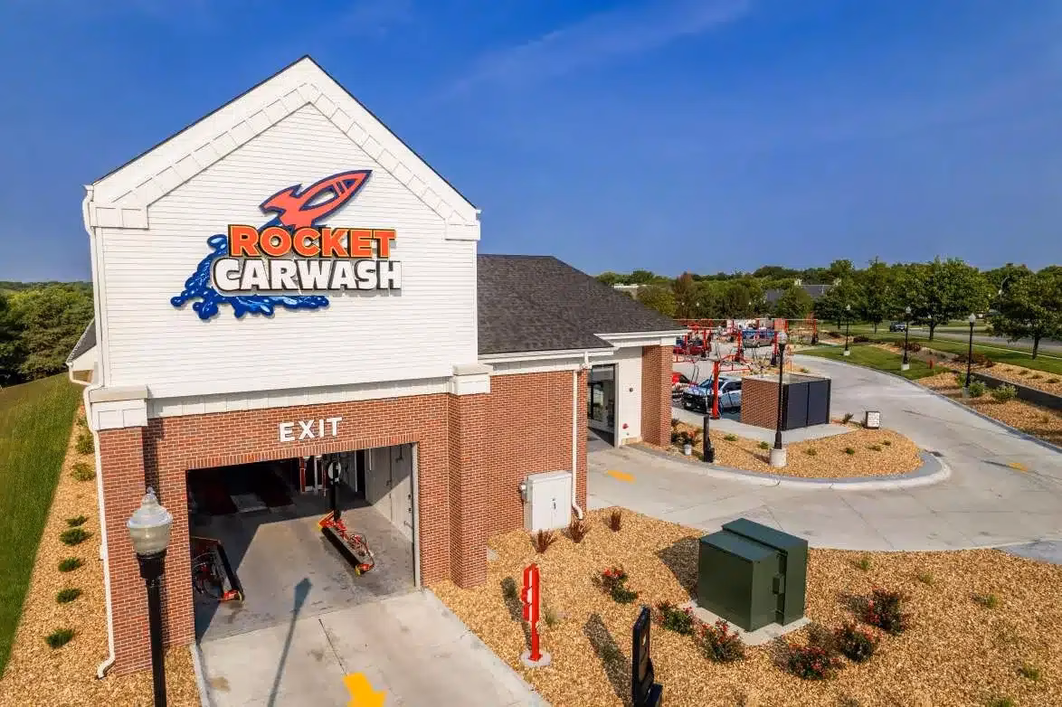 Does Lincoln have a car wash?