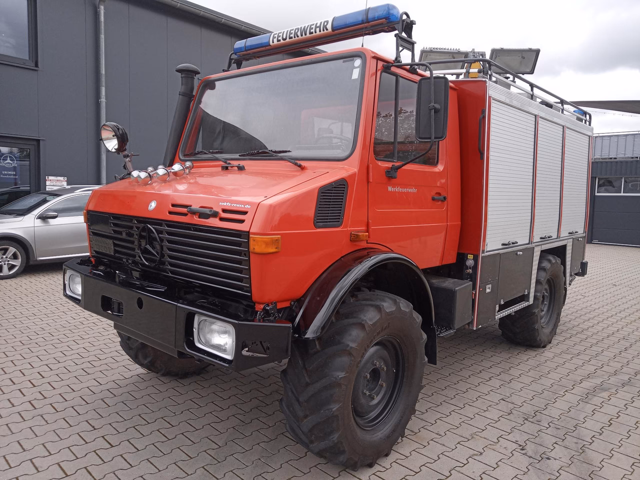 What are the features of a fire truck?