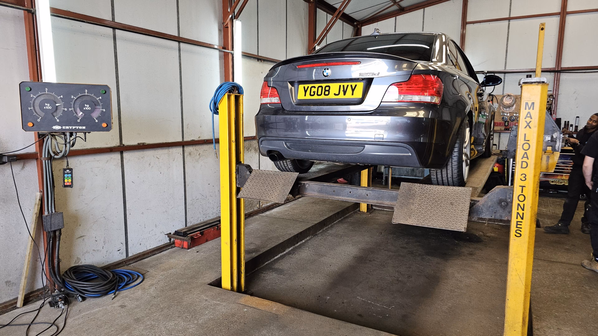 What is the telephone number for Gilbert Motors MOT test centre?