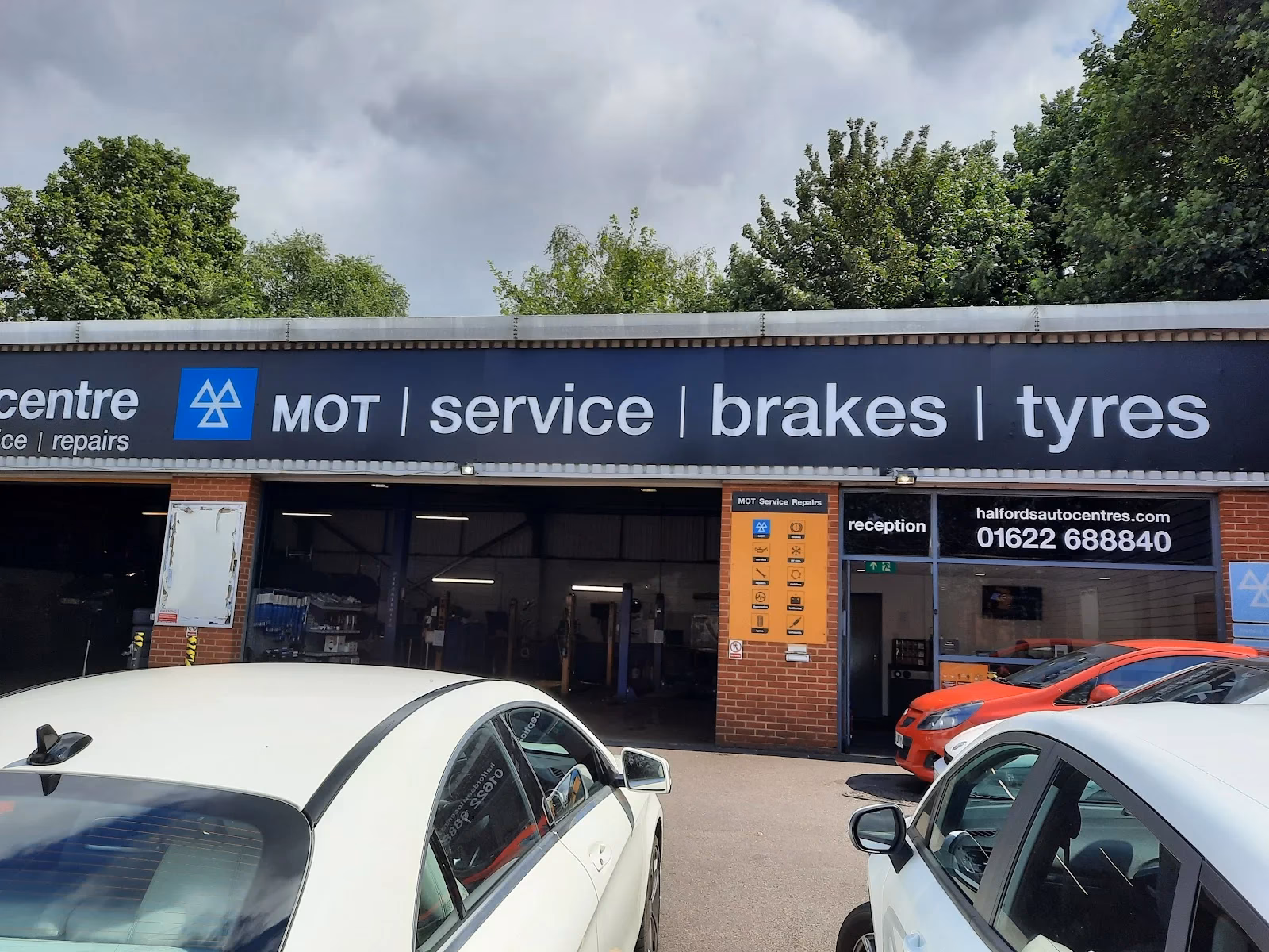 Who are Halfords Autocentres?