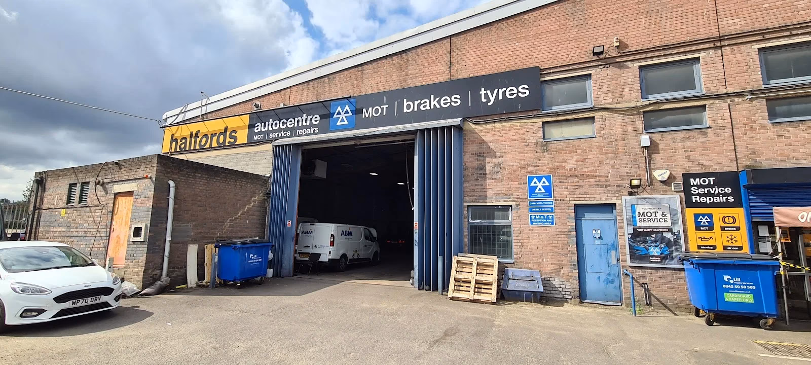 Who is Halfords Autocentres?