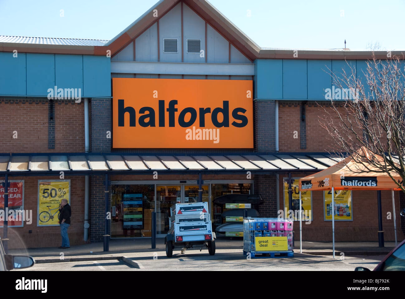 What services does Halfords Balham offer?