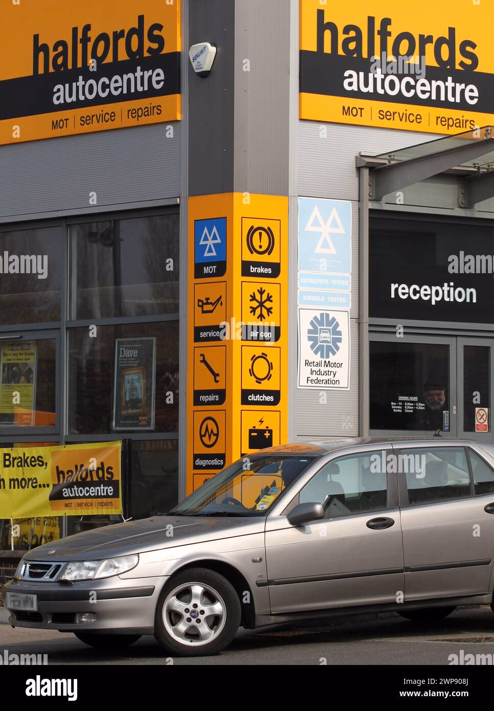 Why should I book a full service at Halfords Autocentres?