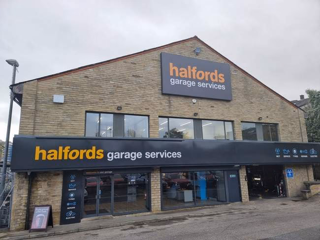 What services does Halfords Autocentre Mansfield offer?