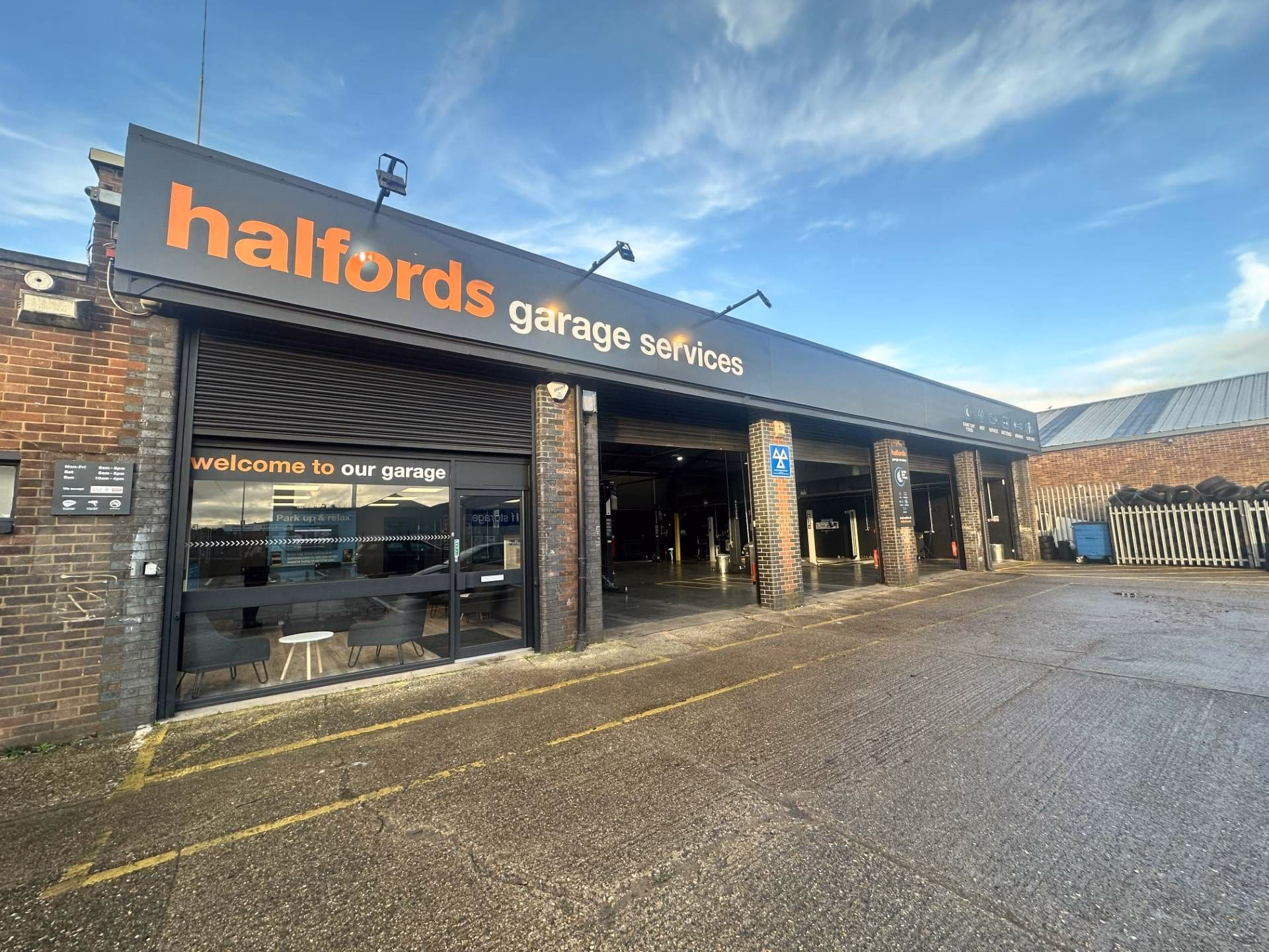 What are the opening hours of Halfords in Northampton?