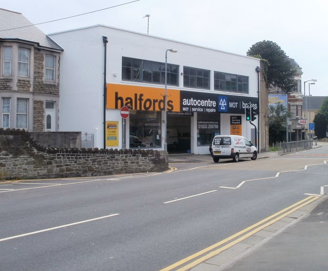 Is Halfords Autocentre closed on Christmas Eve & Boxing Day?
