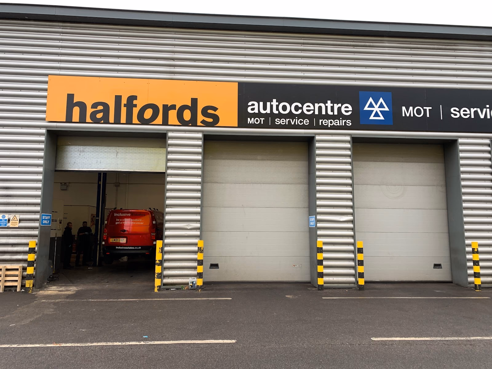 Who are Halfords Autocentres?