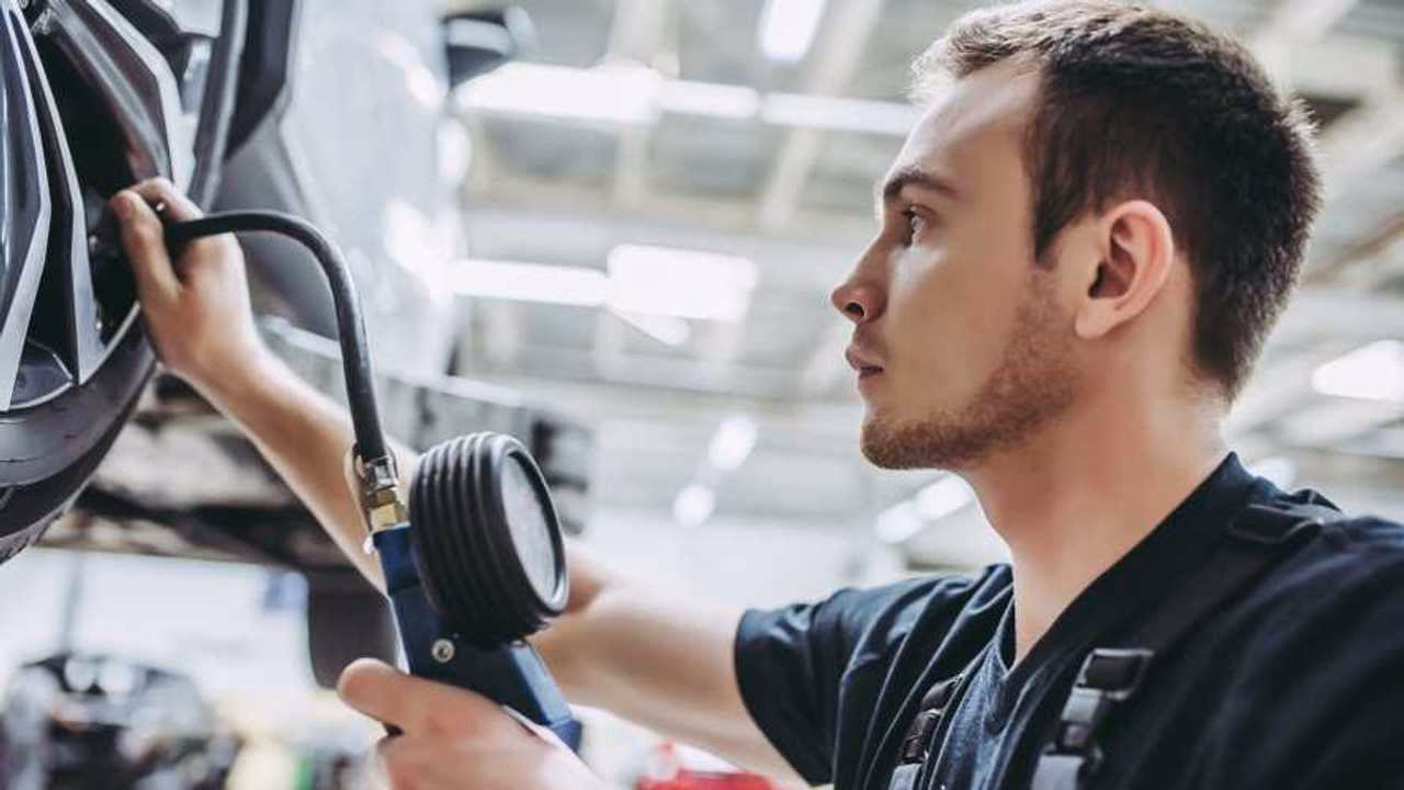 What is the warranty on Halfords incandescent light bulbs?