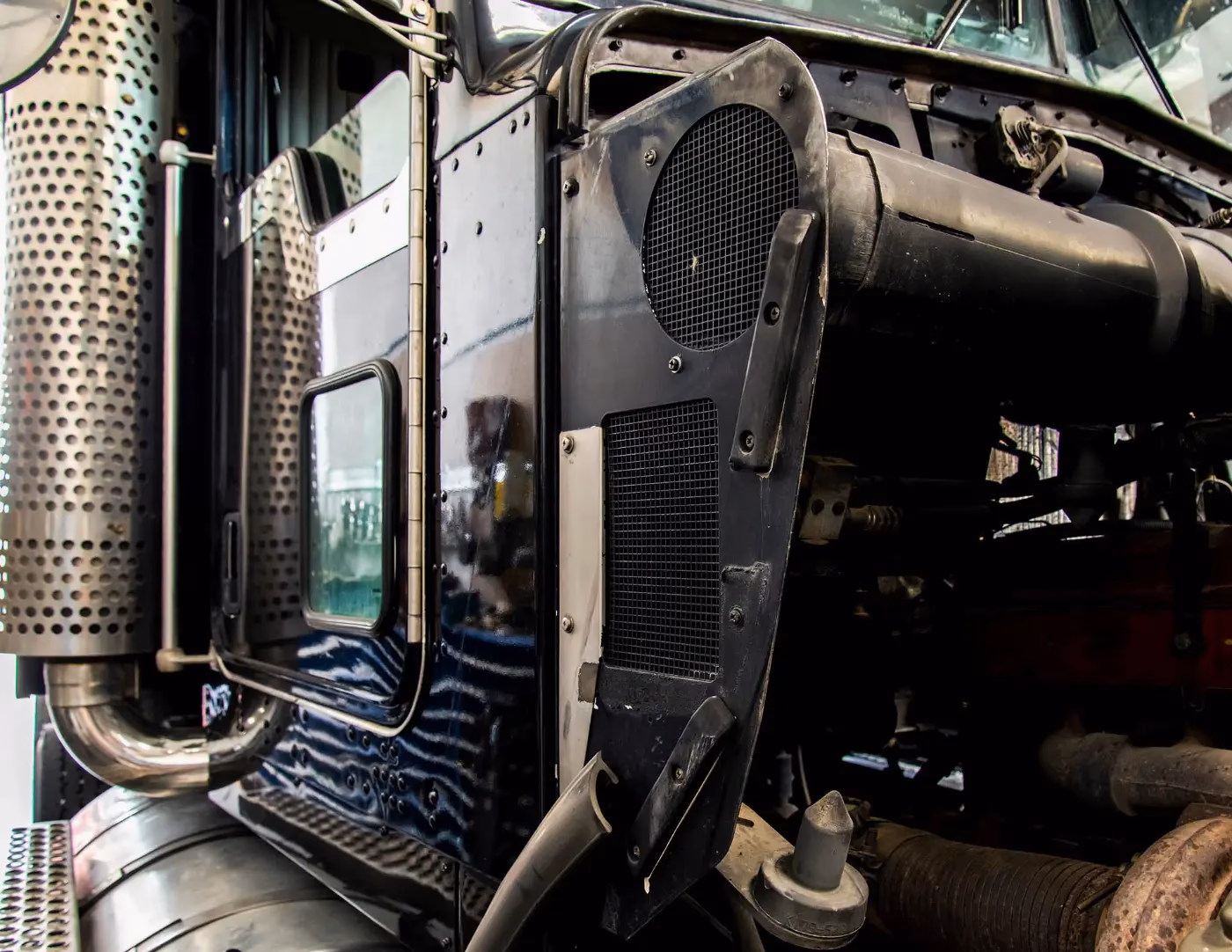 Why should you hire a professional engine & exhaust technician?