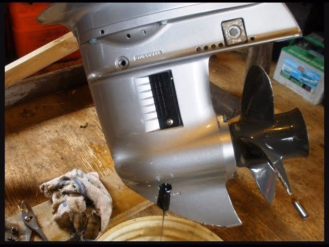 How do you lubricate a Honda outboard motor?