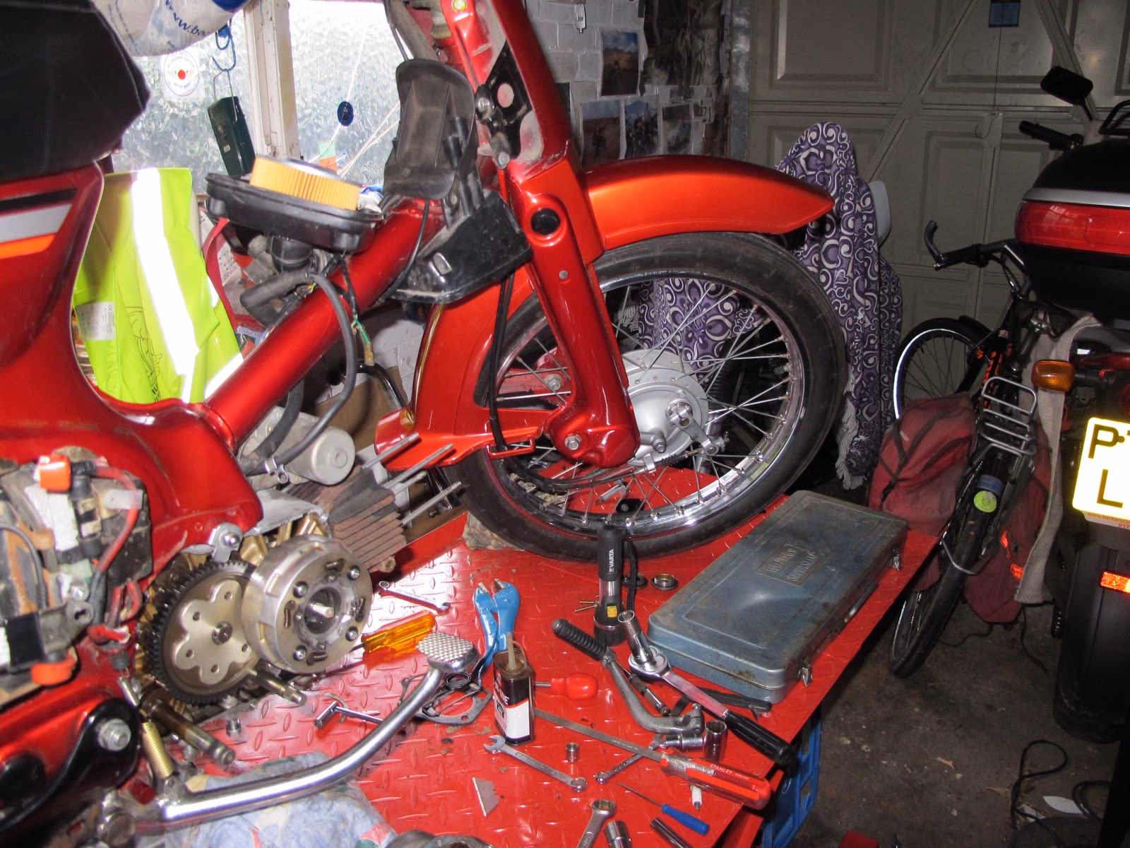 What torque values are omitted from the C90 6V workshop manual?