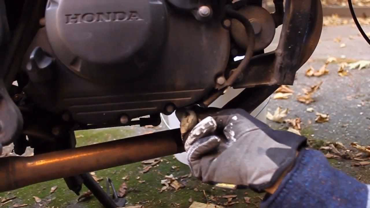Why does my 2011 Honda CBR125R keep cutting out at traffic lights?