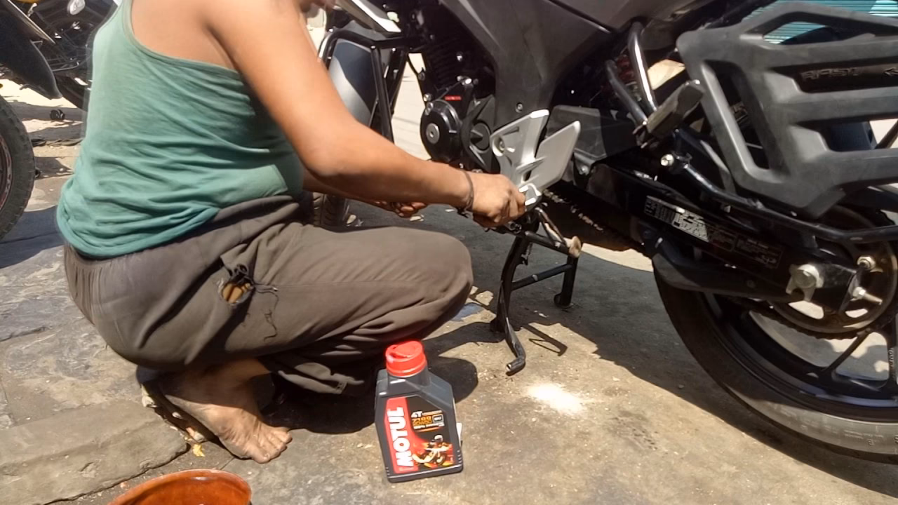 How long does a CB Hornet shop engine oil change last?